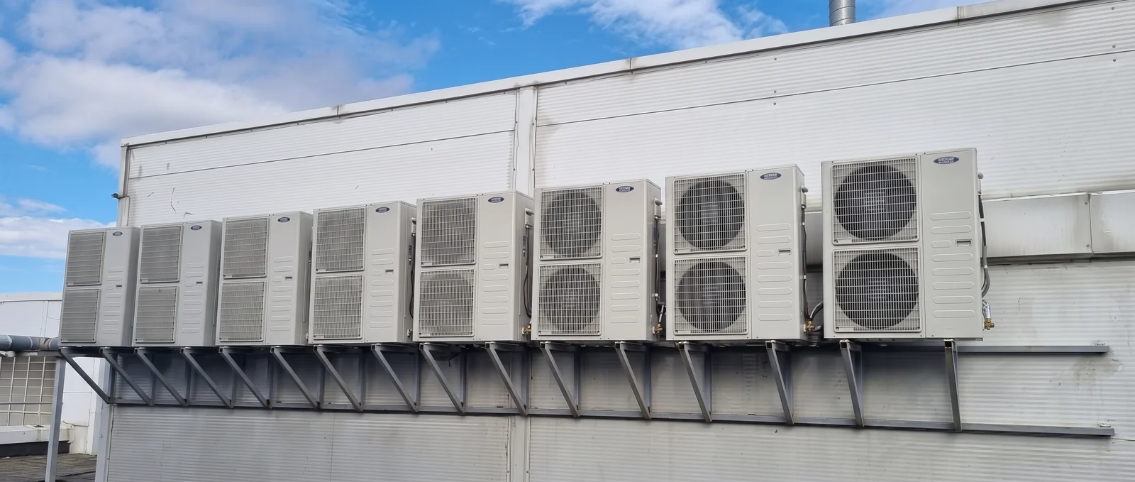 Ряд наружных блоков VRF-системы
